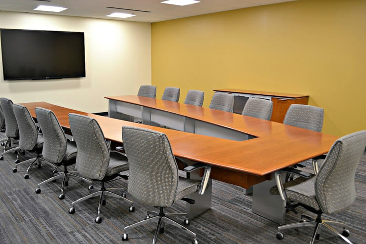 风格大气的会议室装修设计效果图